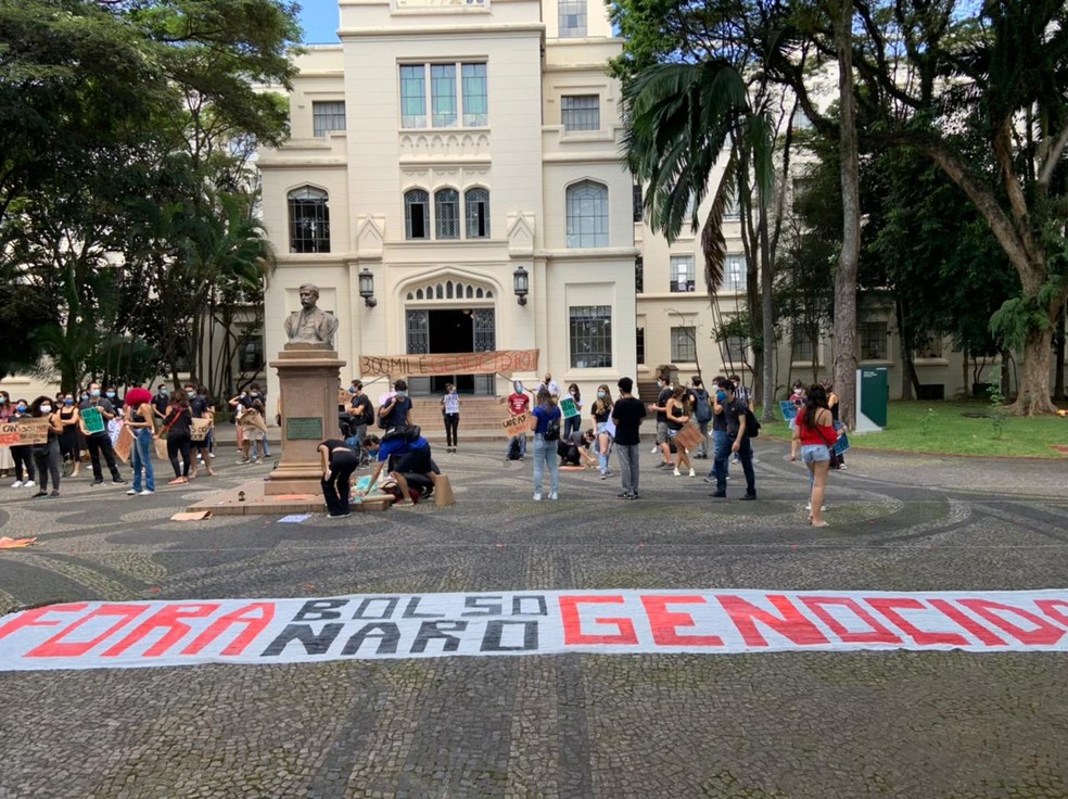 O ministro da saúde, Marcelo Queiroga é recebido aos gritos de ‘Bolsonaro genocida’ em visita a USP