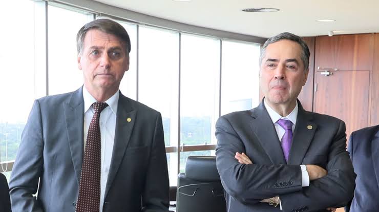 Bolsonaro  compra briga com Supremo e desafia Barroso: “Se tiver um pingo de moral, mande abrir processos de impeachment dos seus companheiros”