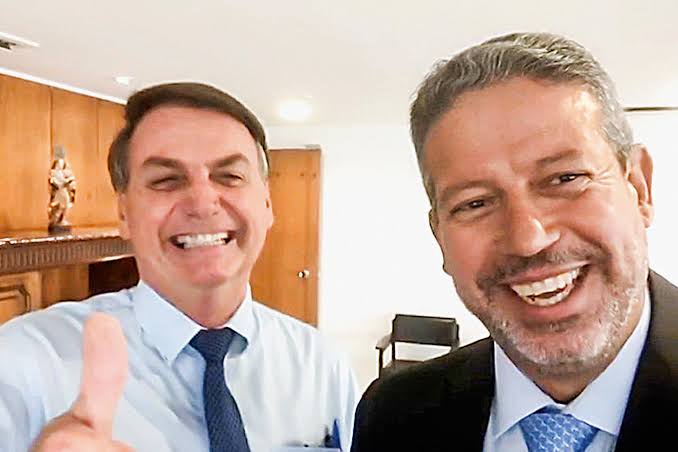 Para evitar crime de responsabilidade ao sancionar Orçamento, Bolsonaro pretende sair do País para que Lira possa aprovar