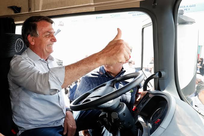 Bolsonaro lança linha de crédito para caminhoneiros nesta sexta-feira (04)