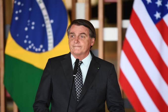 Chefe da CIA pede à Bolsonaro para que não questione mais o processo eleitoral brasileiro, diz Reuters