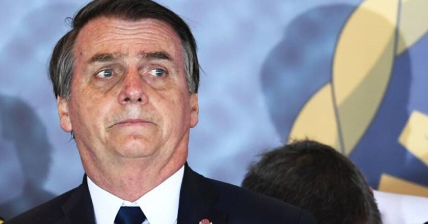 Bolsonaro entra na justiça para barrar matérias sobre compra de imóveis com dinheiro vivo